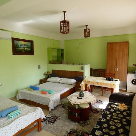 Guesthouse Aleksander بيرات المظهر الخارجي الصورة