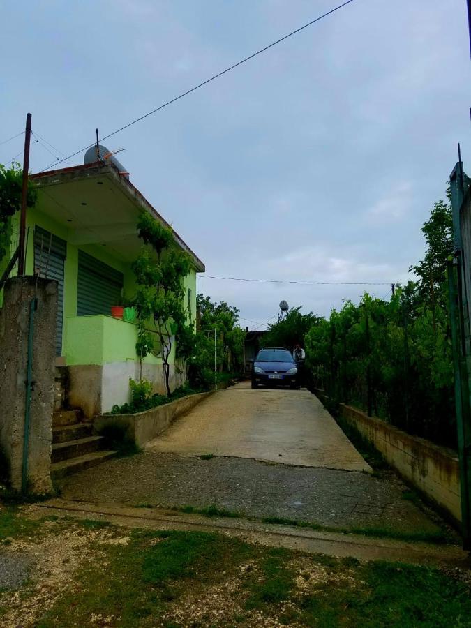 Guesthouse Aleksander بيرات المظهر الخارجي الصورة