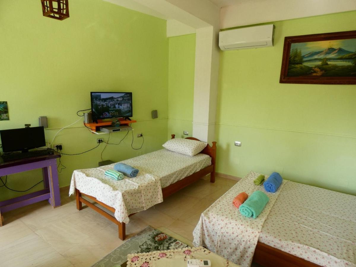 Guesthouse Aleksander بيرات المظهر الخارجي الصورة